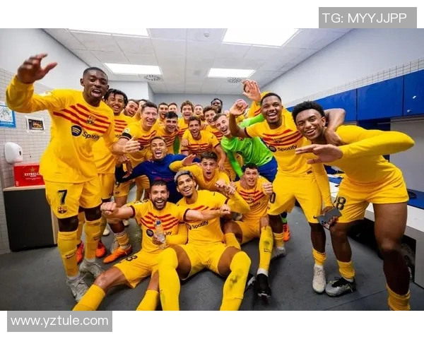 足球明星赛后更衣室揭秘：他们如何放松心情与队友互动